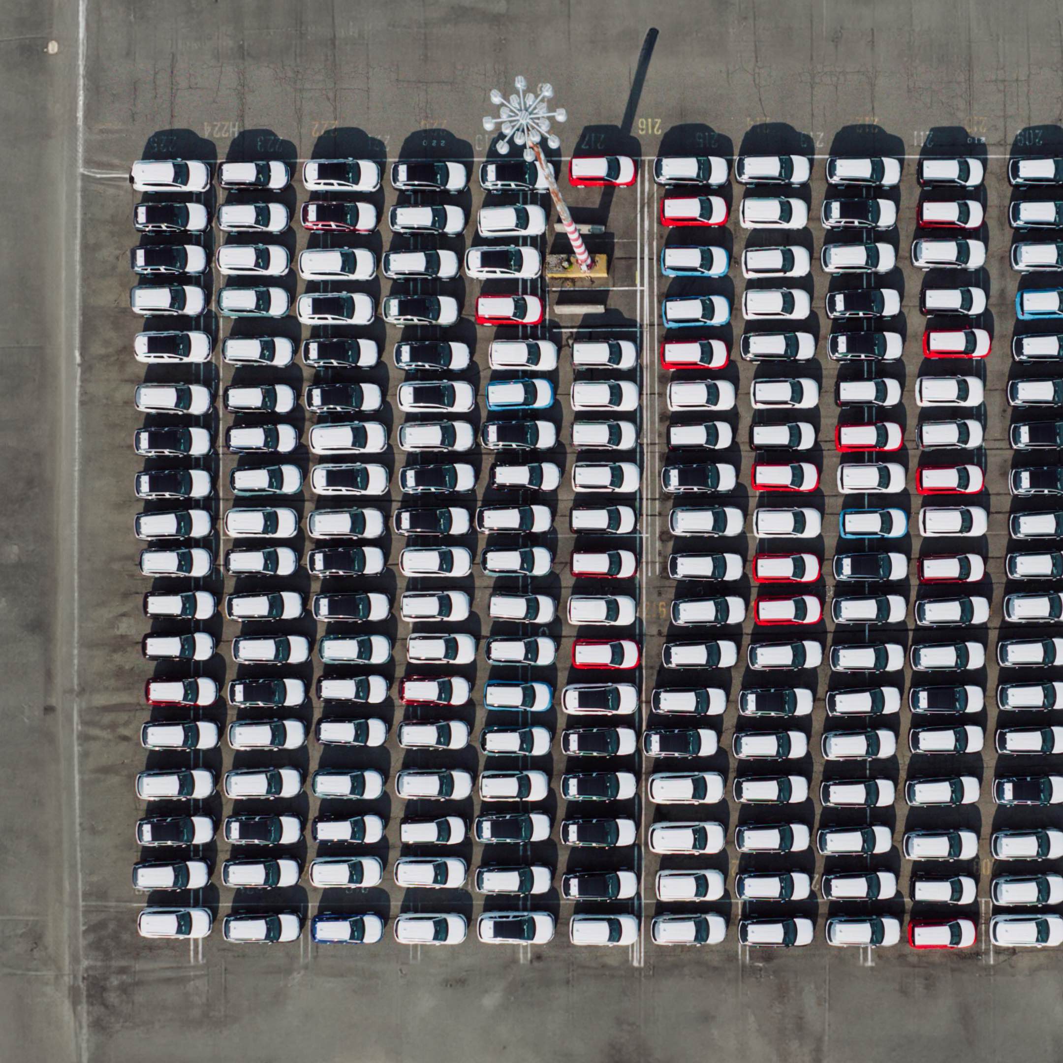 Línea de producción o sede de fabricante de vehículos con matriculaciones automatizadas