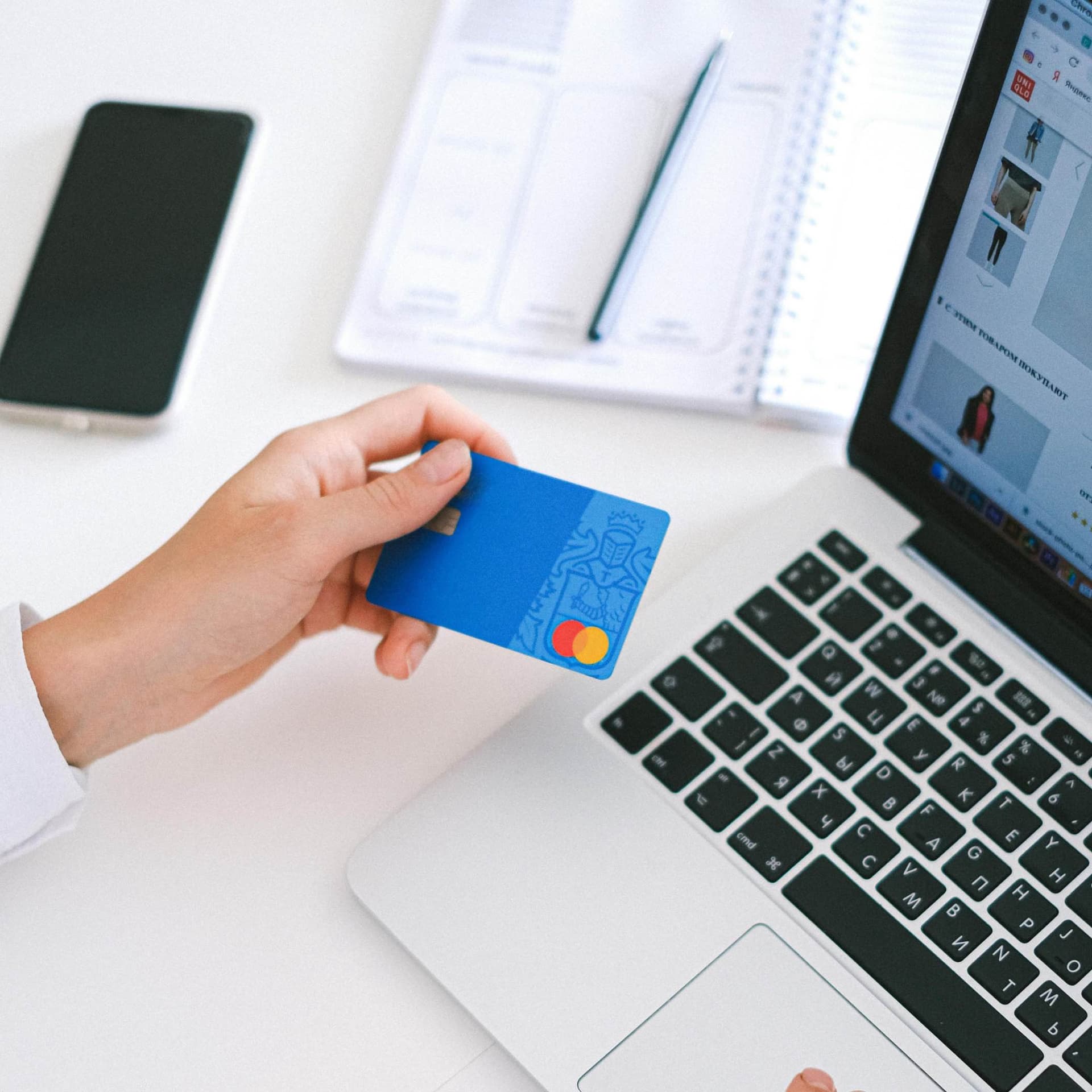 Plataforma online de compraventa de coches con transferencia integrada para el usuario final