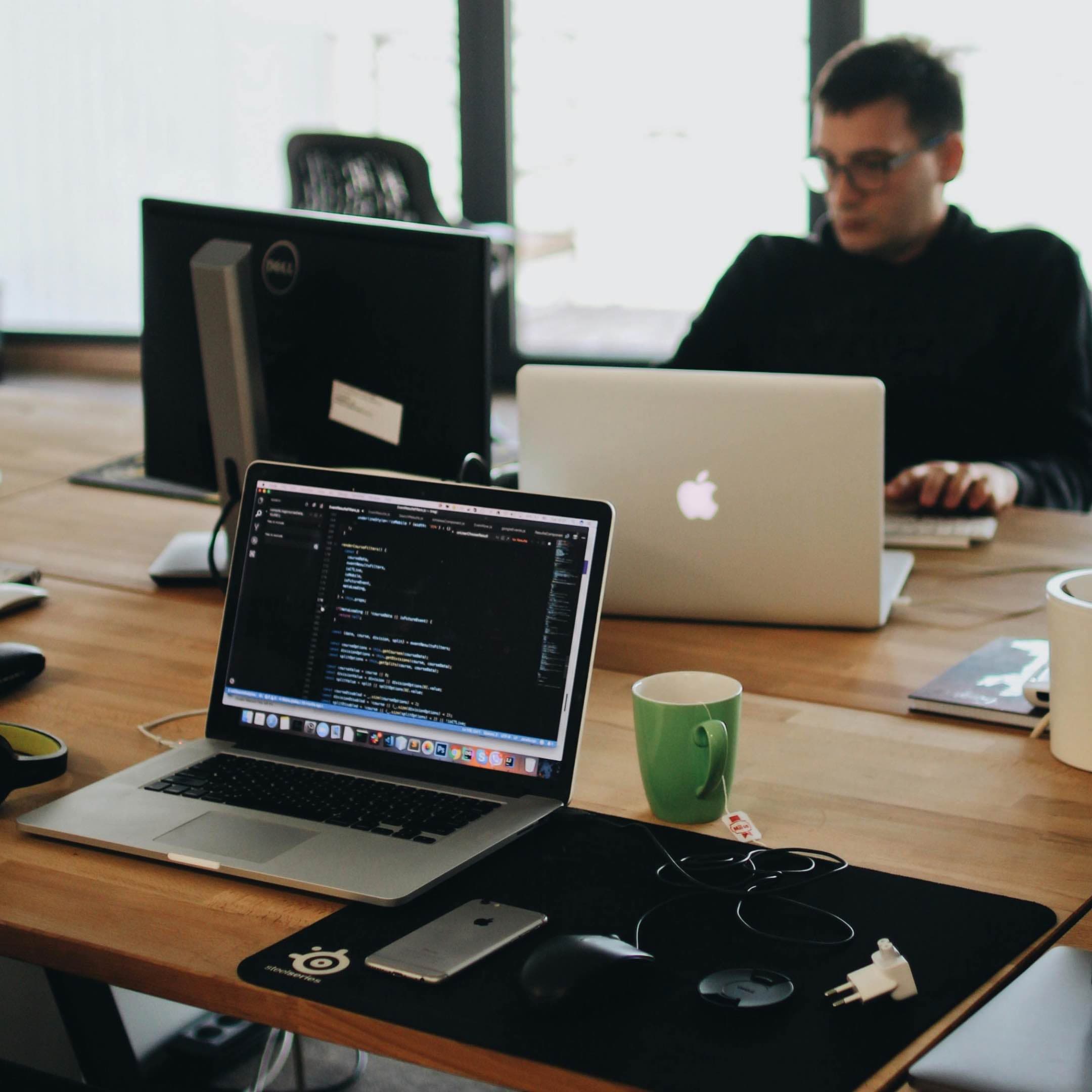 Pantalla de DMS o CRM de automoción con trámites integrados vía API