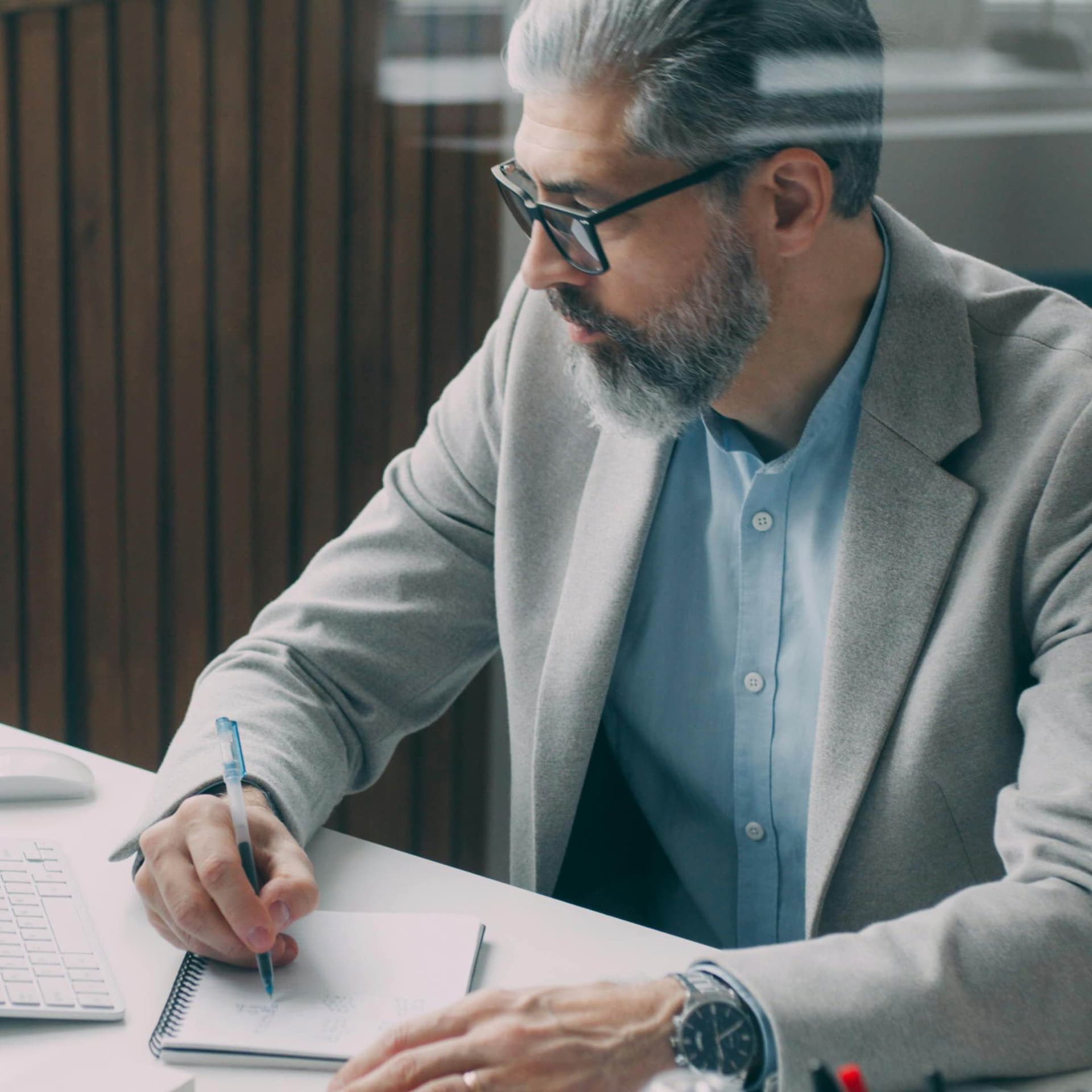 Gestoría de automoción usando el SaaS de Punto para eliminar trabajo manual en trámites