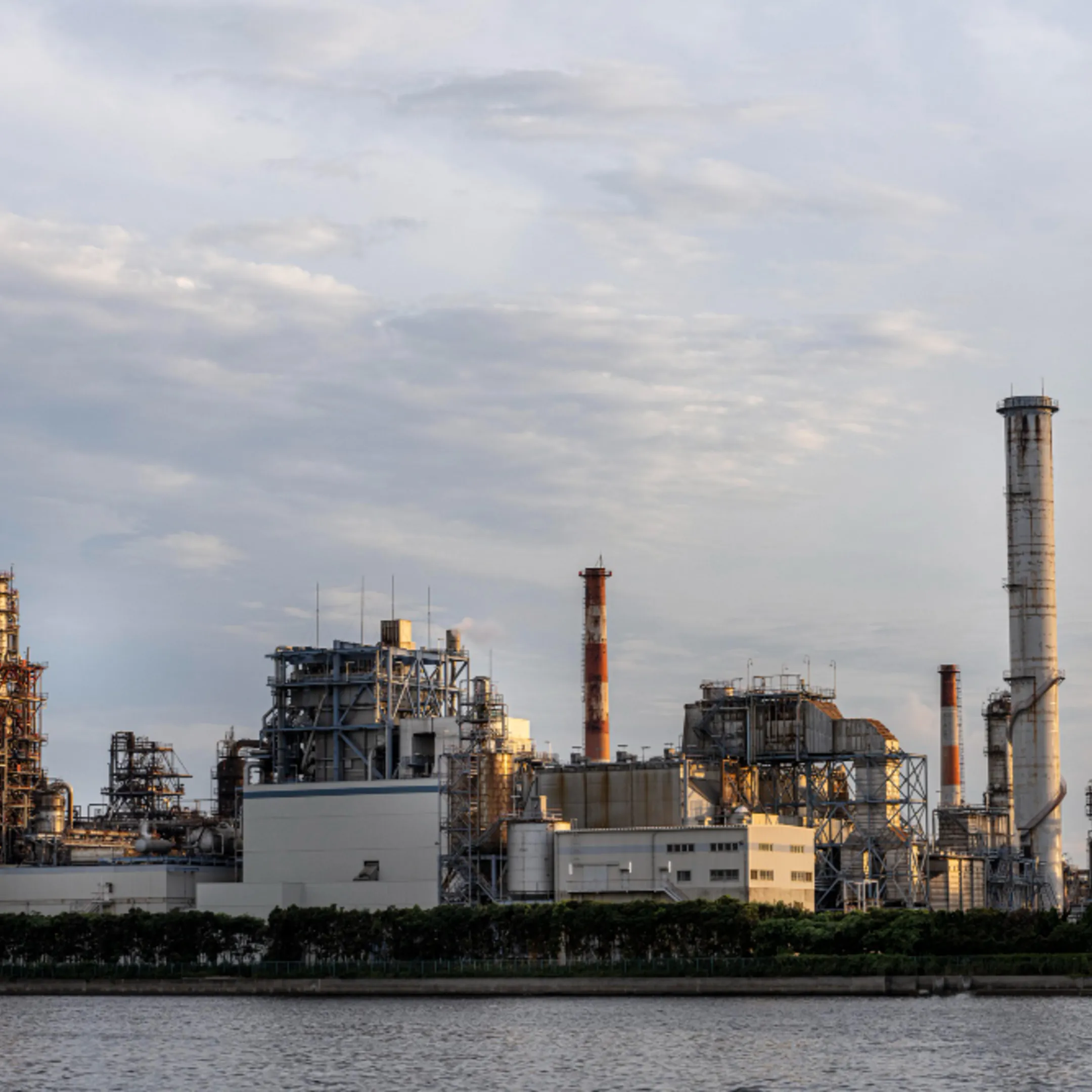 Empresa sujeto obligado cumpliendo obligaciones de ahorro energético con certificados CAE