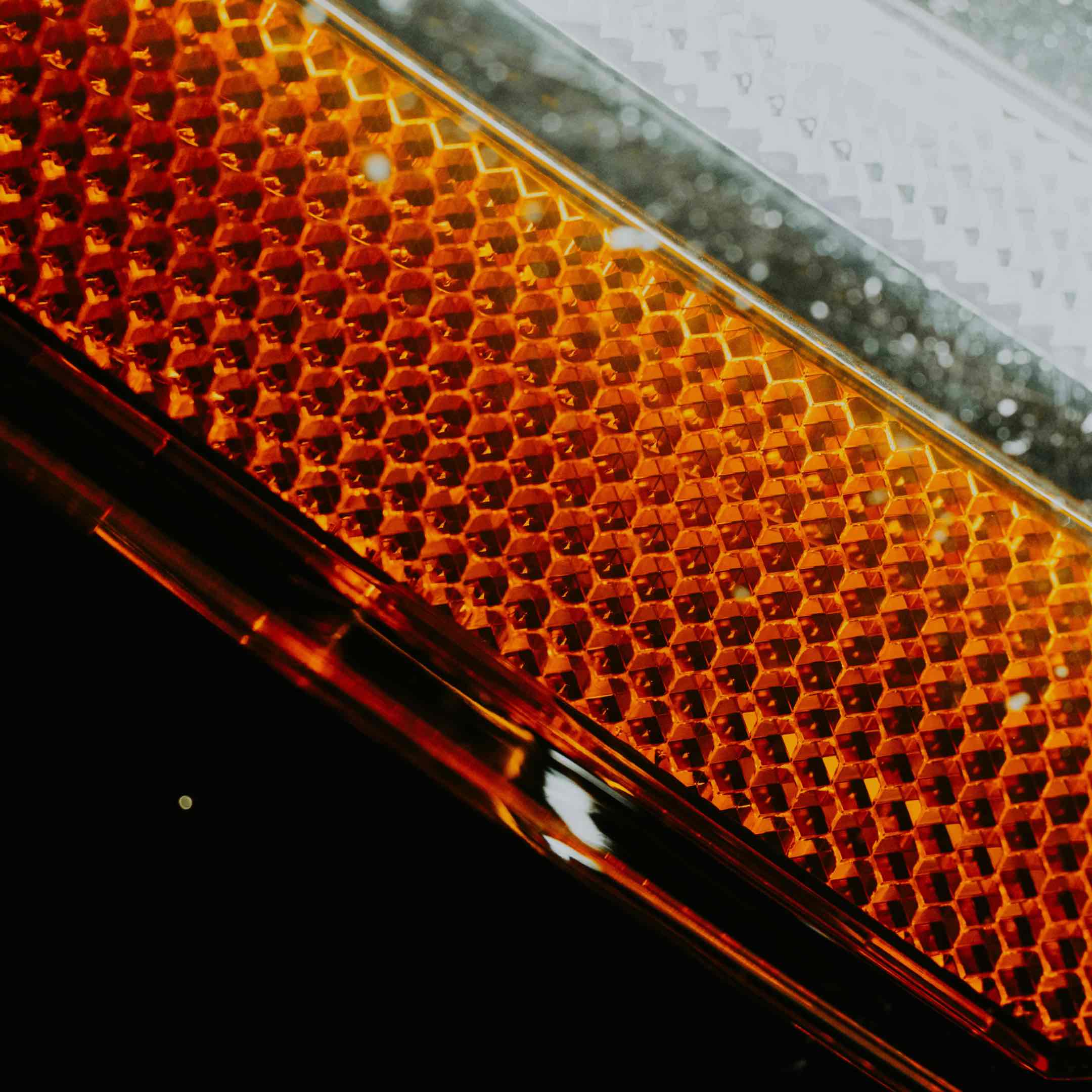 Representación visual del sector automoción: concesionario, vehículos o trámites digitales de DGT