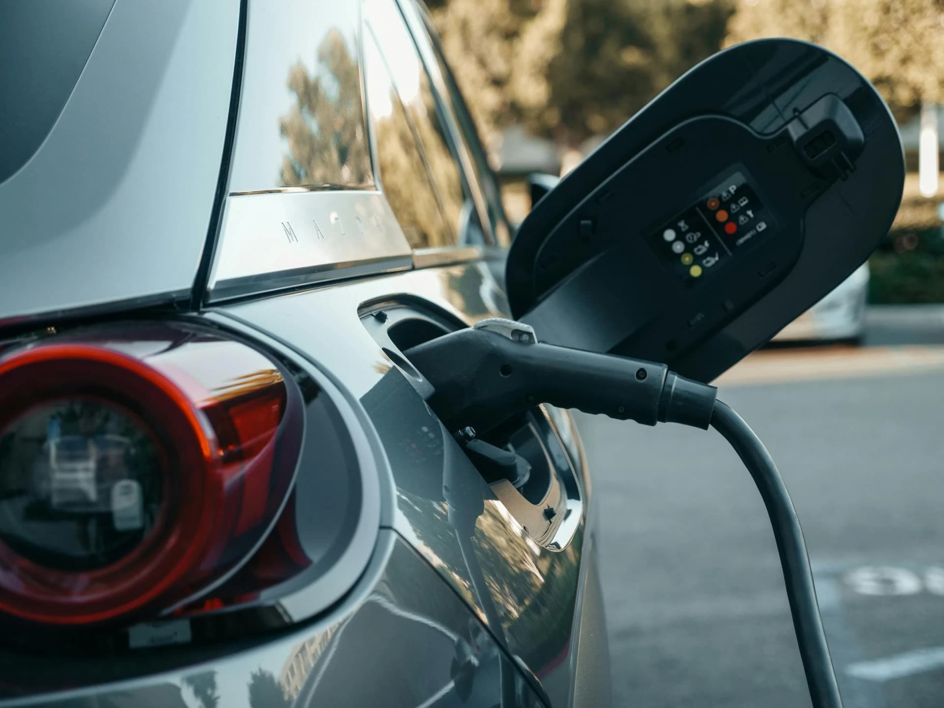 Vehículo eléctrico sustituyendo a uno de combustión, representando el CAE TRA050